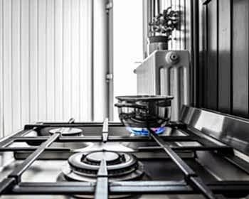 small-metal-pan-stove-kitchen_181624-32688
